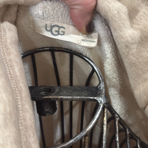 Ugg - Picture 3 of 4